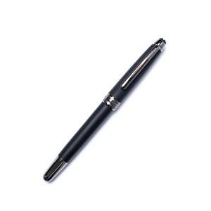 Roller Meisterst&uuml;ck Ultra Black Classique in pregiata resina nera satinata con finitura in rutenio nera con emblema Montblanc intarsiato. Foto prodotto